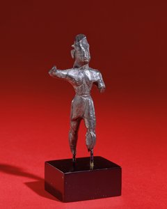 ギリシャの戦士の像、おそらく紀元前1600年頃（銀色）